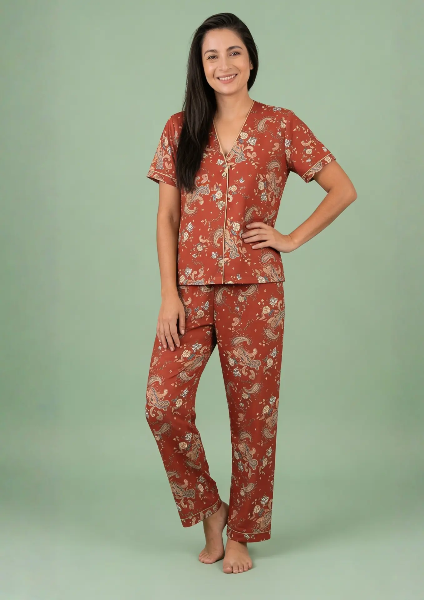 Mujer con pijama Ámbar de seda mango, camisa manga corta con escote en V, ribete en contraste y botones al frente y pantalón largo