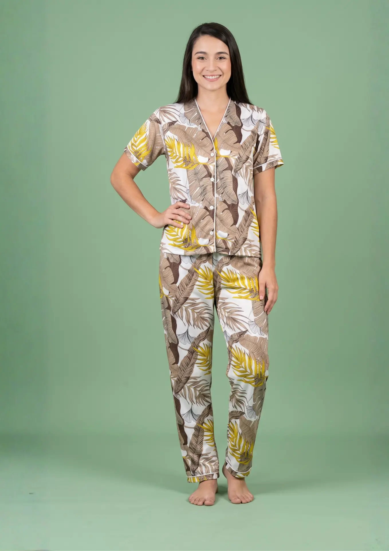 Mujer con pijama Flora Ocre de seda mango, camisa manga corta con escote en V, ribete en contraste y botones al frente y pantalón largo