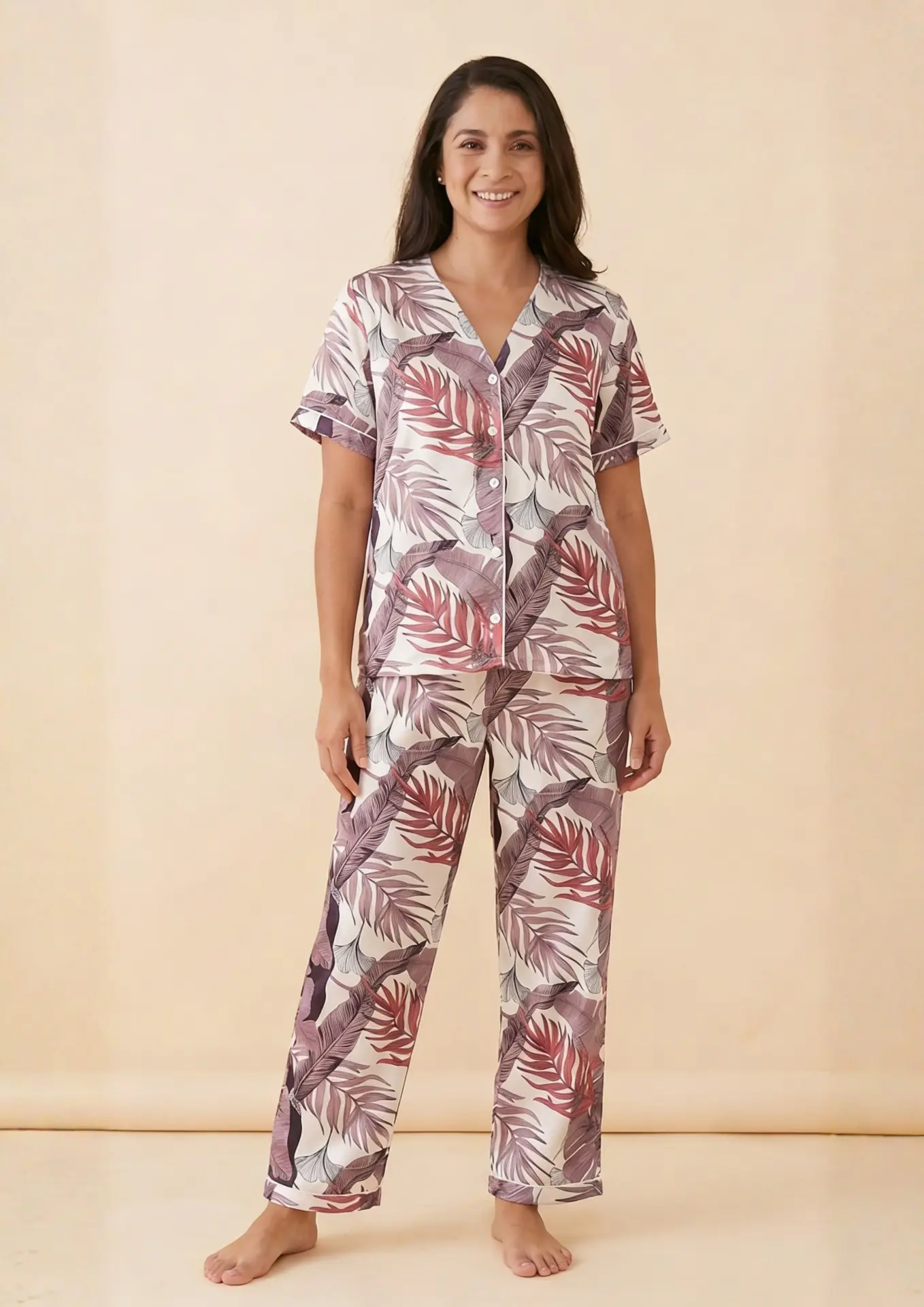 Mujer con pijama Selva Vinotinto de seda mango, camisa manga corta con escote en V, ribete en contraste y botones al frente y pantalón largo