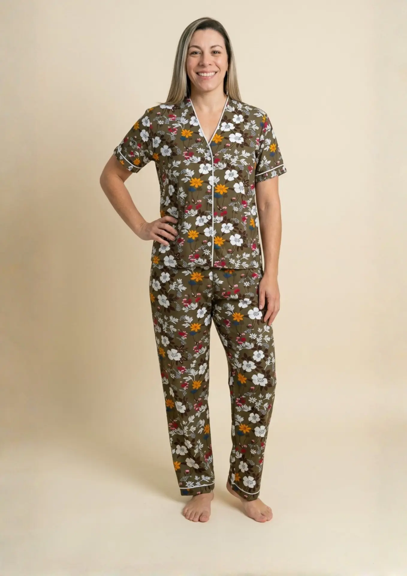 Mujer con pijama Oliva de seda mango, camisa manga corta con escote en V, ribete en contraste y botones al frente y pantalón largo