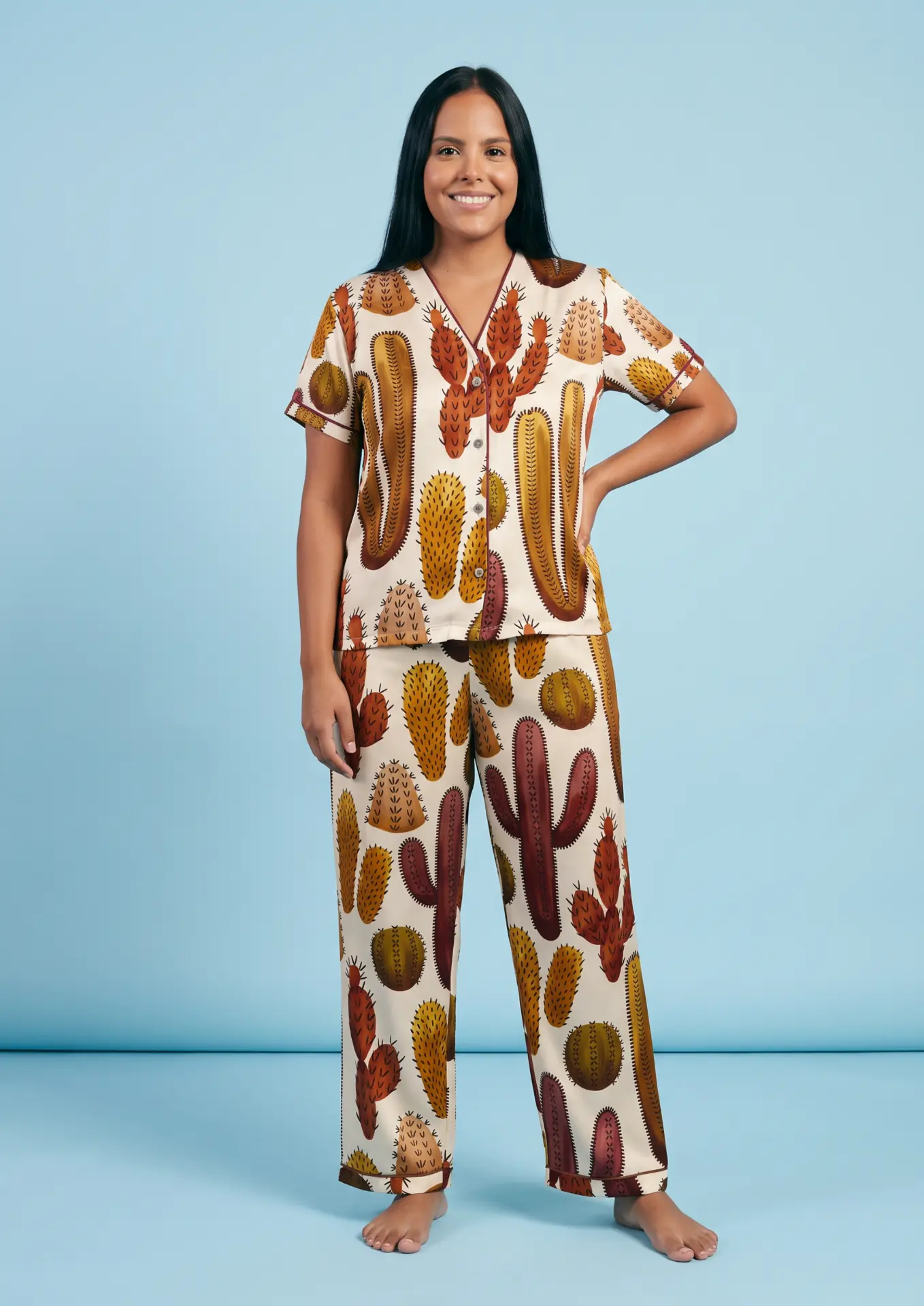 Mujer con pijama Nopal de seda mango, camisa manga corta con escote en V, ribete en contraste y botones al frente y pantalón largo