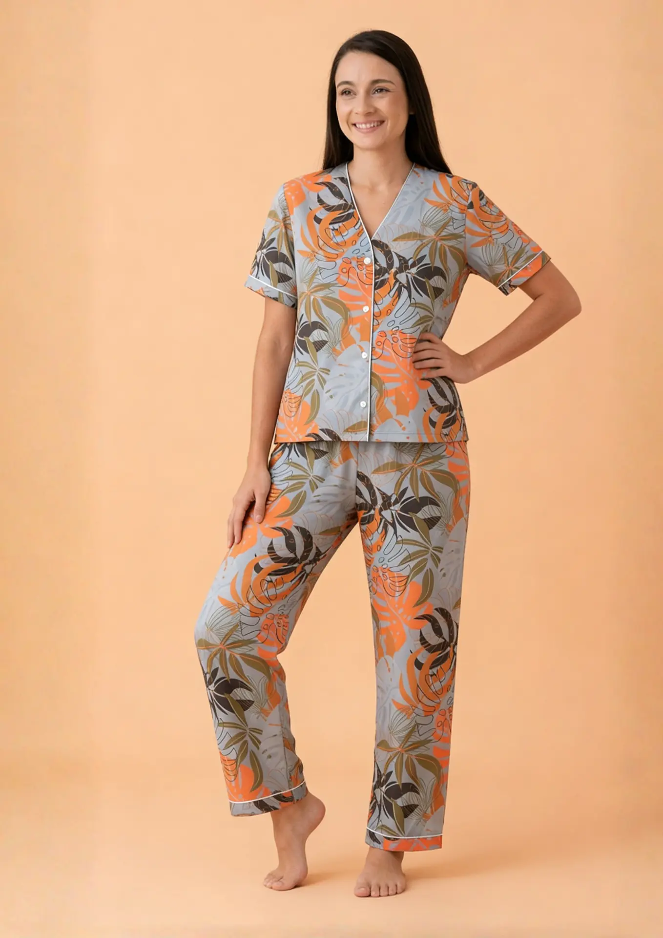 Mujer con pijama Hoja Viva de seda mango, camisa manga corta con escote en V, ribete en contraste y botones al frente y pantalón largo