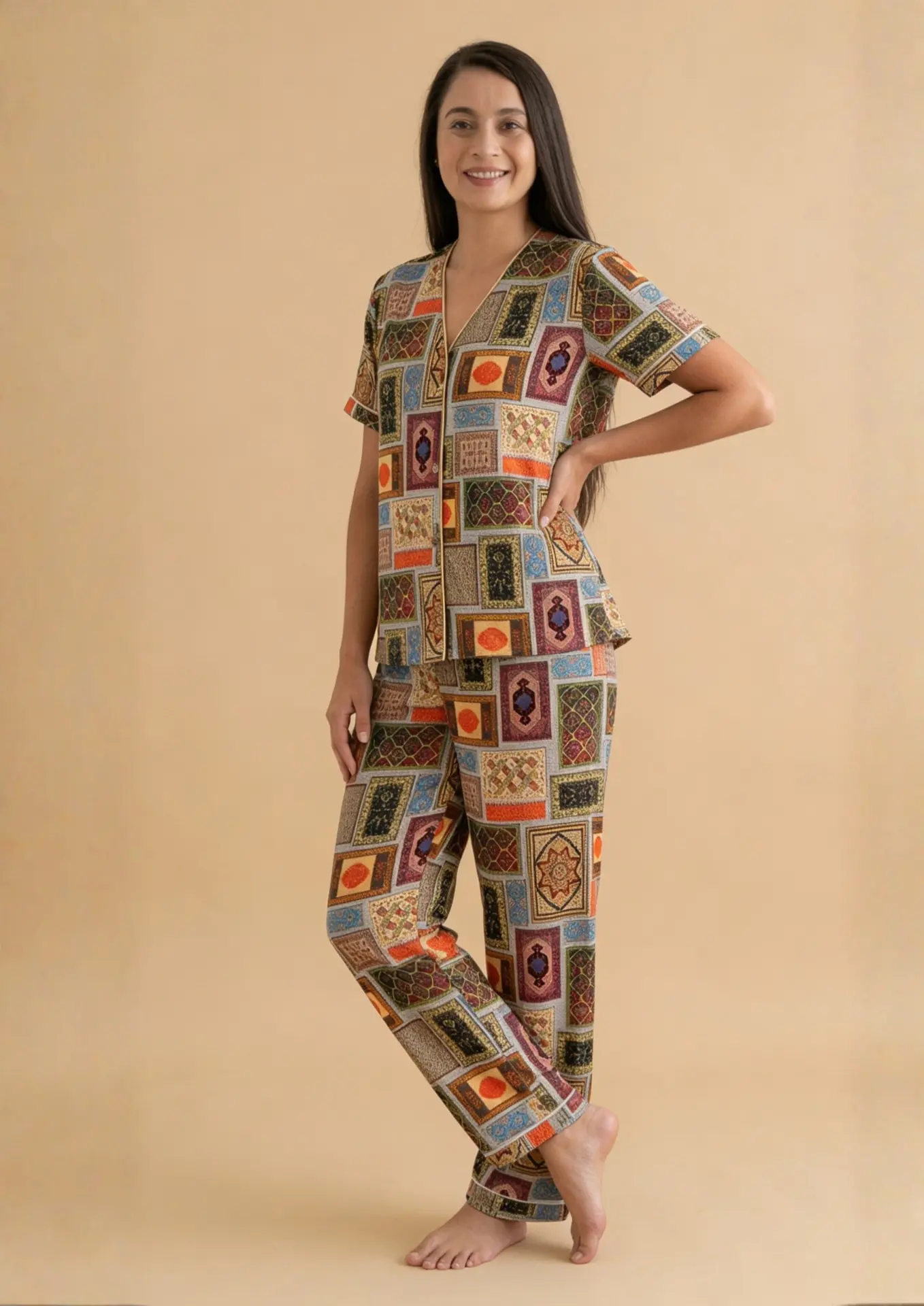 Mujer con pijama Esencia de seda mango, camisa manga corta con escote en V, ribete en contraste y botones al frente y pantalón largo