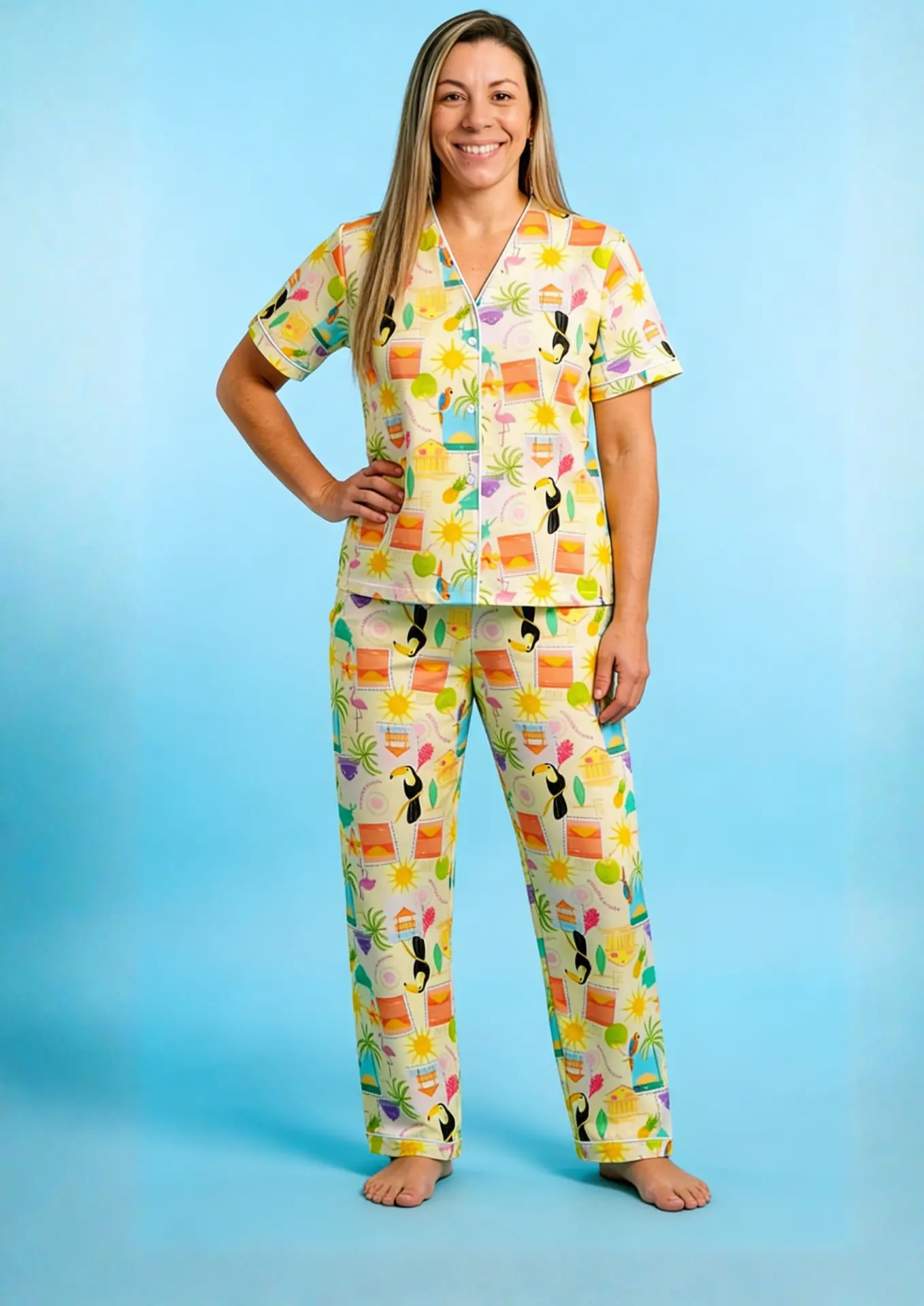 Mujer con pijama Aloha de satín, camisa manga corta con escote en V, ribete en contraste y botones al frente y pantalón largo