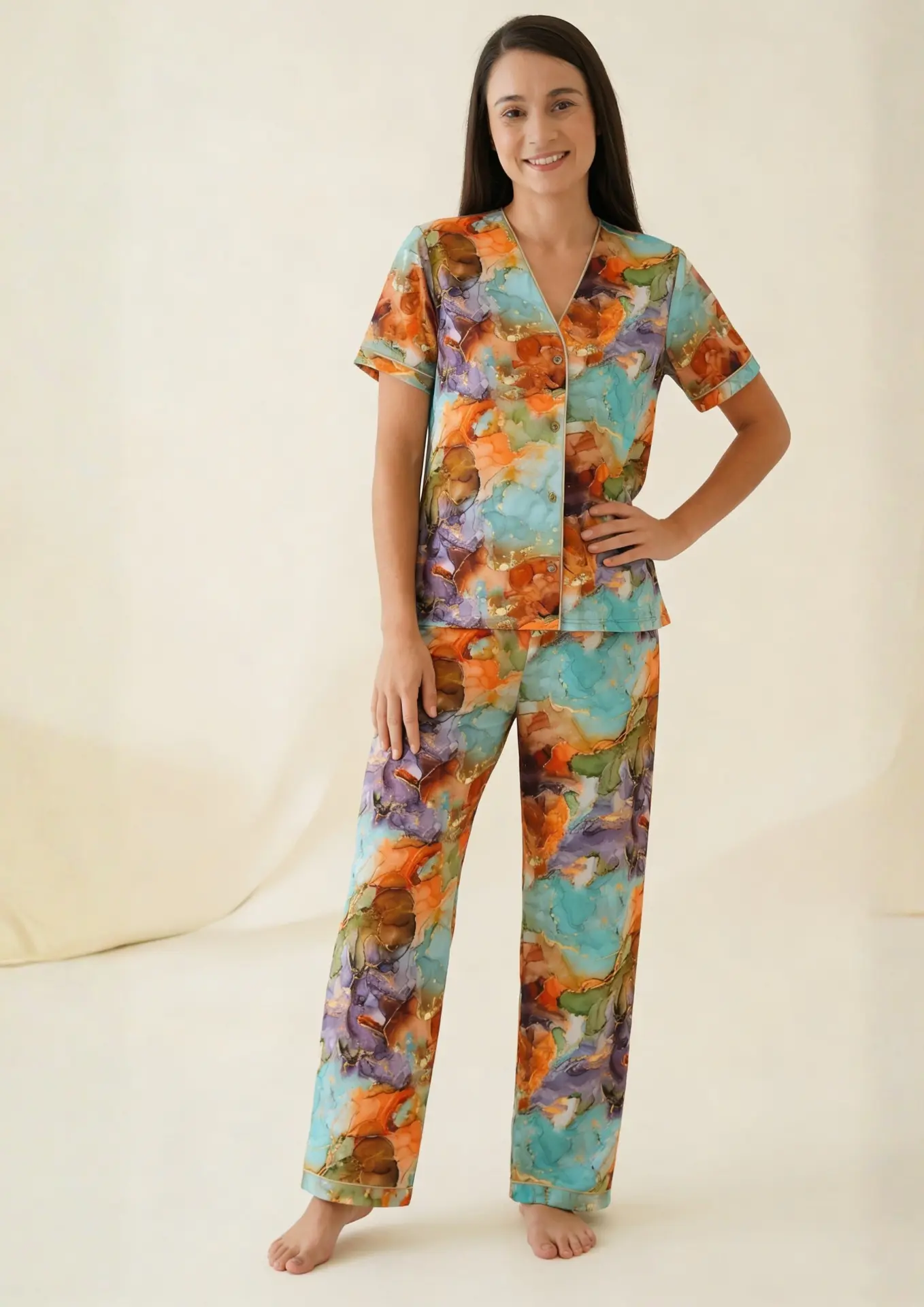 Mujer con pijama Tierra de seda mango, camisa manga corta con escote en V, ribete en contraste y botones al frente y pantalón largo